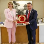 birlesik-krallik-turkiye-buyukelcisi-baskan-muhittin-boceki-ziyaret-etti-jH7d8i8p.webp