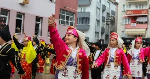 bursa-gemlikte-1470-ogrenci-sanatla-bulusuyor-WLs9atze.webp