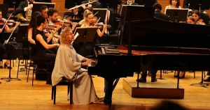 bursa-nilufer-senfoni-orkestrasi-ilk-konserinde-gulsin-onayi-agirladi-YsyNdK2F.webp