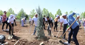diyarbakirda-engelliler-fidan-dikerek-gelecege-nefes-oldu-rRI4W4la.webp