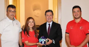 dunya-rekoru-kiran-okculardan-baskan-arasa-ziyaret-NQRBkOSs.webp