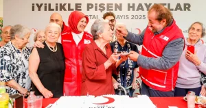 kizilaydan-anneler-gunune-ozel-kutlama-HKOLFudl.webp