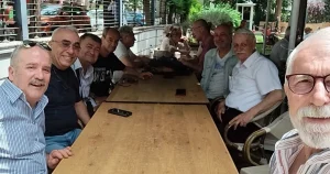 lise-arkadaslari-42-yil-sonra-bir-araya-geldi-Grj1cXiT.webp