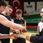 sari-kirmizili-ekip-sampiyonluk-macina-bornovada-cikiyor-UT8ZU3LV.webp