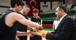 sari-kirmizili-ekip-sampiyonluk-macina-bornovada-cikiyor-UT8ZU3LV.webp