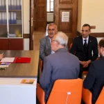 vali-aygol-acik-kapida-bileciklilerle-bulustu-kXZQqVDl.webp